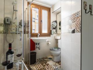 Un baño con inodoro, lavabo y ducha. en Salamandra Plaza, en Cómpeta 37 fotos más