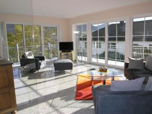 sala de estar con sofás, TV y ventanas en Ferienweingut Port, en Bernkastel-Kues