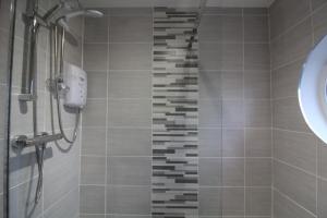 een badkamer met een douche en een wastafel bij The Little Maryville - City Centre - Parking - 2BR in Belfast +6 foto's