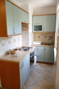 cocina con armarios blancos y fogones en Apartment Marijana, en Dubrovnik