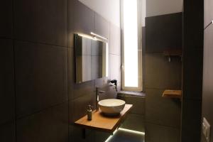 bagno con lavandino a ciotola e finestra di il-terno all'8 al centro storico old town a Napoli Altre 58 foto