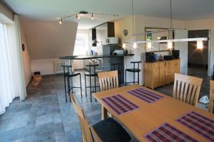 - une cuisine avec une table et des chaises dans la chambre dans l'établissement Rursee-Panorama, à Simmerath