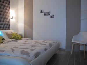 ヴェルダン・シュル・ムーズにあるLes Victoriennesのベッドルーム1室(ベッド1台、テーブル、椅子付)