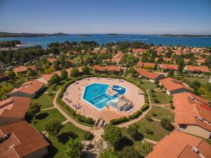 vista aerea di una casa con piscina di Victoria Mobilehome BI VILLAGE a Fažana