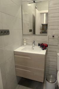 uma casa de banho com um lavatório, um espelho e um WC. em Alojamientos Templete em Caravaca de la Cruz