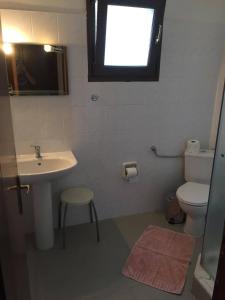 La salle de bains est pourvue d'un lavabo, de toilettes et d'une fenêtre. dans l'établissement Guesthouse Anastasia, à Nestórion