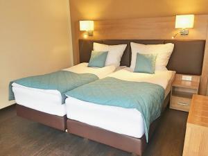 ドルムにあるSporthotel Dorumのツインベッド2台(枕2つ付)が備わるホテルルームです。