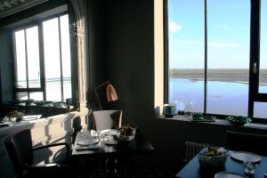 Výhled na řeku, která protéká v blízkosti hotelu