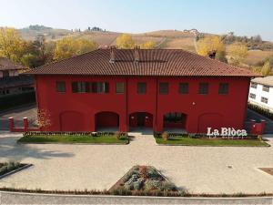 un edificio rojo con las palabras los aros en él en Agriturismo La Biòca, en Serralunga d'Alba