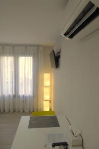 um quarto branco com uma cama e uma janela em Alojamientos Templete em Caravaca de la Cruz