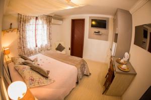 سرير أو أسرّة في غرفة في Chalé Alto da Serra - Pousada & Wellness Spa