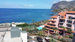 een uitzicht op de oceaan vanuit een gebouw bij Shearwaters - Sounds of the sea in Funchal