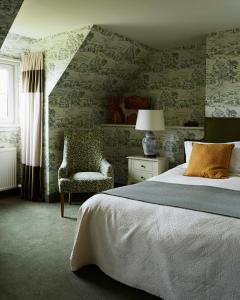 Llit o llits en una habitació de Kinloch Lodge Hotel and Restaurant