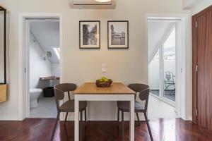 cocina y comedor con mesa y sillas en Downtown Funchal Apartments by An Island Apart, en Funchal