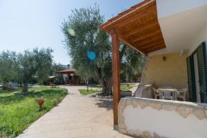 un patio di una casa con pergolato in legno di Borghetto Tio Pepe a Mattinata