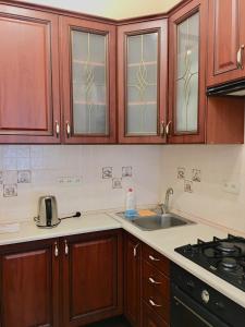 O bucătărie sau chicinetă la Classic apartment in Deribasovskay +2 fotografii