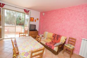 un soggiorno con un divano e un tavolo di Borghetto Tio Pepe a Mattinata