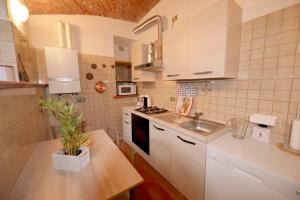 Dapur atau dapur kecil di Casa Punta Amore-WelcHome +8 gambar