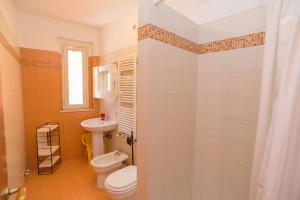 un bagno con un water e un lavandino di Borghetto Tio Pepe a Mattinata Altre 81 foto