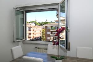 a dining room with a table and a window at ALL NEW Luxury condo sleeps 6,Balcony,Fibra WIFI in Rome