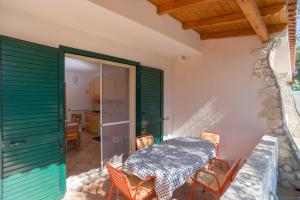 - une table et des chaises sur la terrasse d'une maison dans l'établissement Borghetto Tio Pepe, à Mattinata