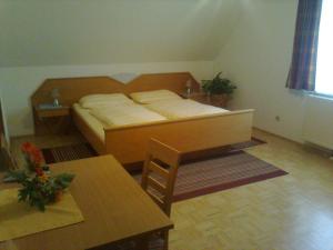 Tempat tidur dalam kamar di Gästehaus Freitag das kleine Hotel
