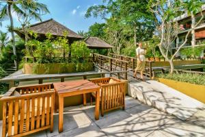 Jardí fora de Labak River Hotel by EPS