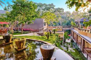 Jardí fora de Labak River Hotel by EPS