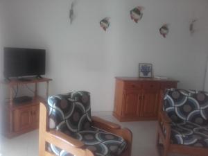 アルブフェイラにあるAlbufeira INN - Casa do Pacífico - Elimar 3 T1のリビングルーム(椅子2脚、テレビ付)