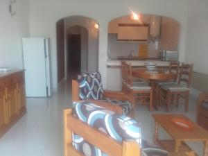 a living room with a kitchen and a dining room at Albufeira INN - Casa do Pacífico - Elimar 3 T1 in Albufeira