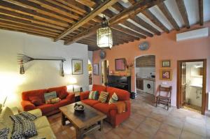 een woonkamer met oranje banken en een tafel bij Casablanca in Yunquera