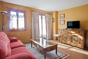 Μια τηλεόραση ή/και κέντρο ψυχαγωγίας στο Apartamentos El Rincón de Benás