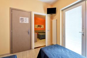 um quarto com uma porta que leva a um quarto com uma cama em Villa Bianca Hotel & Spa em San Salvo