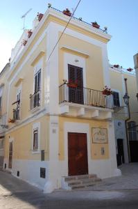 een groot wit gebouw met een rode deur bij Casa Camilla in Massafra