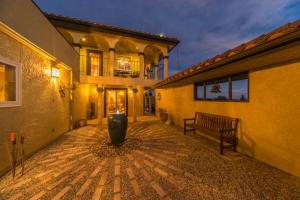 a building with a bench in the middle of a courtyard at Hacienda De Suenos in Paso Robles