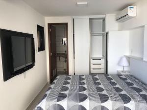 1 dormitorio con 1 cama y TV de pantalla plana en Apartamento Em Fortaleza De Frente Para O Mar, en Fortaleza