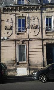 um edifício com um carro estacionado em frente em La Tour de Lavalette em Angoulême