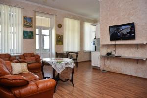 uma sala de estar com um sofá e uma mesa em Апартаменты по улице Борисоглебская 9 em Kiev