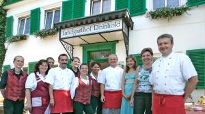 un grupo de personas de pie en frente de un edificio en Hotel Reinhold, en Gummersbach