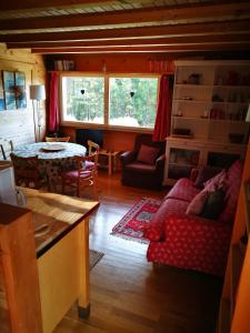 ein Wohnzimmer mit einem Sofa und einem Tisch in der Unterkunft Chalet Bosbes in Reckingen - Gluringen