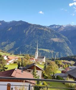 uma vista para uma cidade com uma igreja e montanhas em Apartment Bergverliebt em Mieming