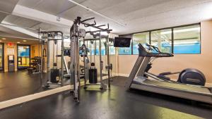 un gimnasio con equipo cardiovascular en un edificio en Baymont by Wyndham Groton/Mystic en Groton