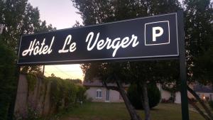 a street sign in front of a house at Hôtel Le Verger in Saint Laurent Nouan