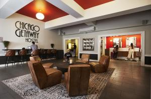 a lobby of a chico culinary hotel with a table and chairs at Chicago Getaway Hostel in Chicago