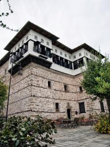 a building with a balcony on top of it at Mansion Karagiannopoulou in Vizitsa