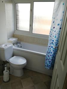 ノリッジにあるStayNorwich 69G - Globe Viewのバスルーム(トイレ、バスタブ付)、窓が備わります。