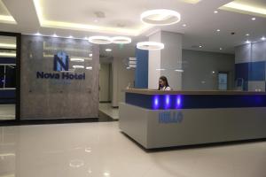A área de receção ou átrio de Nova Hotel