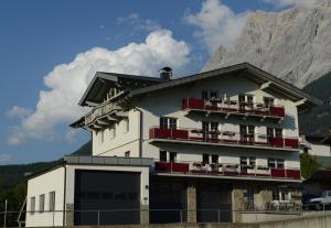 un edificio con una montagna sullo sfondo di Apart Konrad a Ehrwald