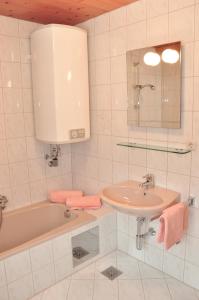 Kúpeľňa v ubytovaní Ferienwohnung Vera + 21 fotografií