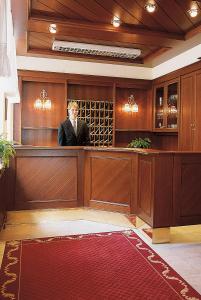 Un homme en costume est assis au bar dans l'établissement Hotel An Der Wien, à Vienne